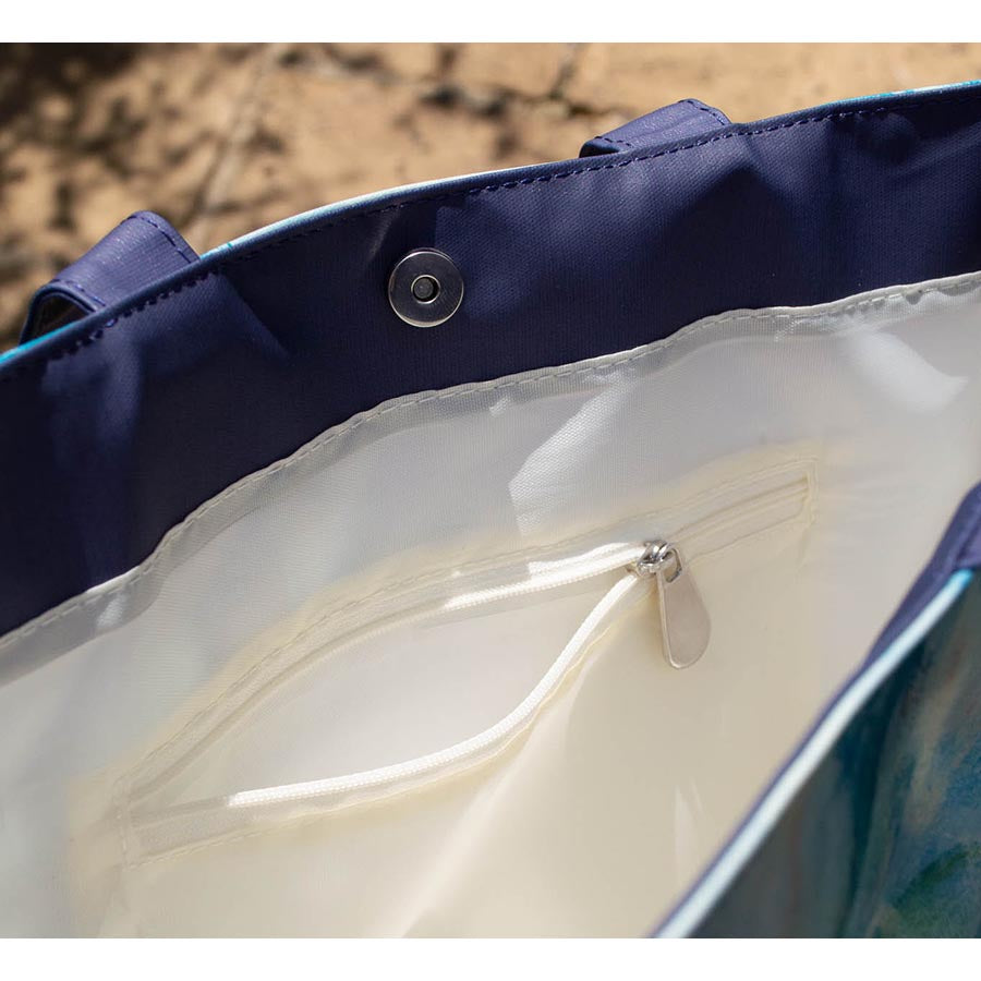 Inside Zip pocket and magnetic clasp